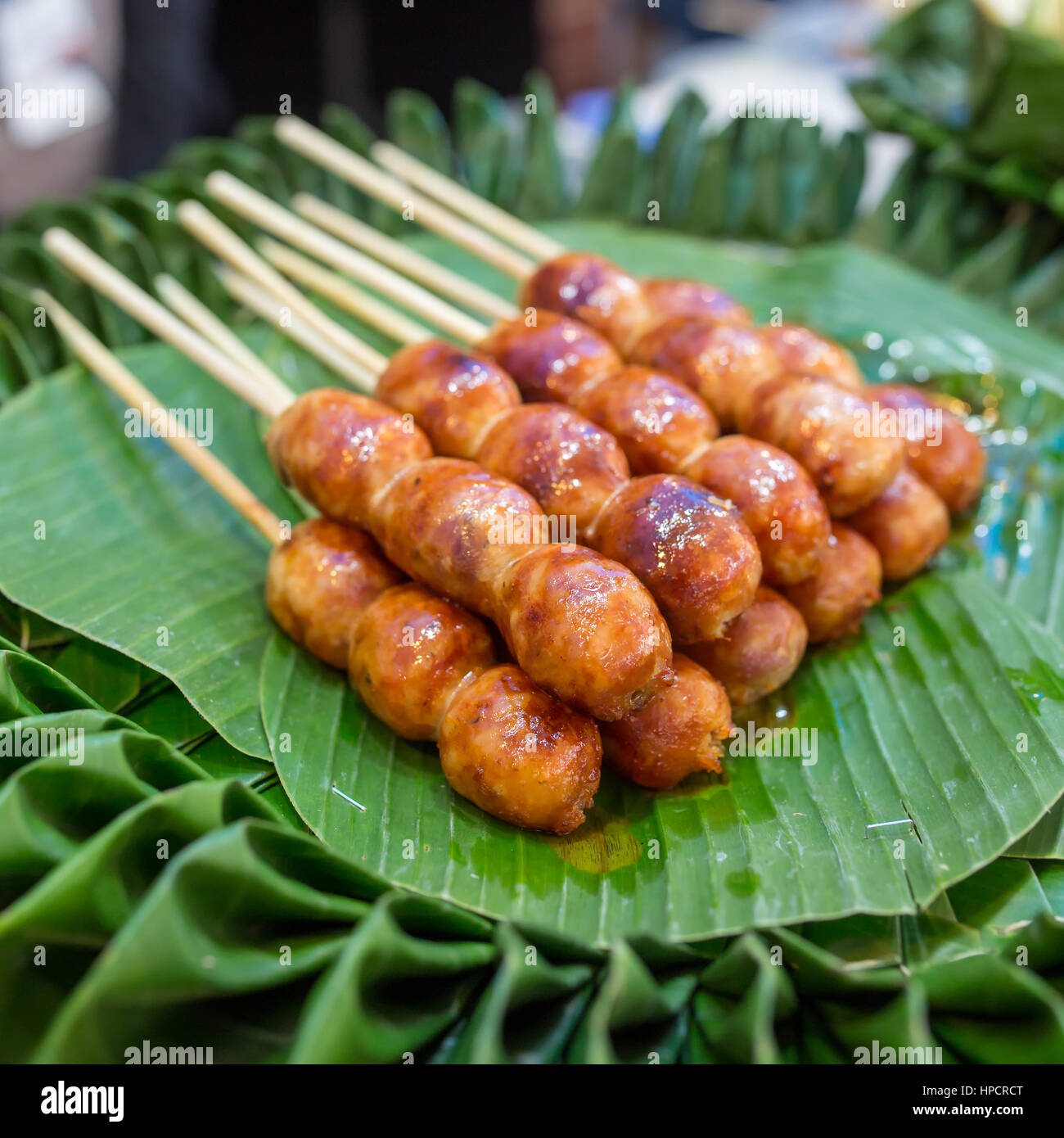 Traditionellen Thai-Stil gegrillte Würstchen auf dem Bananenblatt. Isaan Fleischwurst. Stockfoto