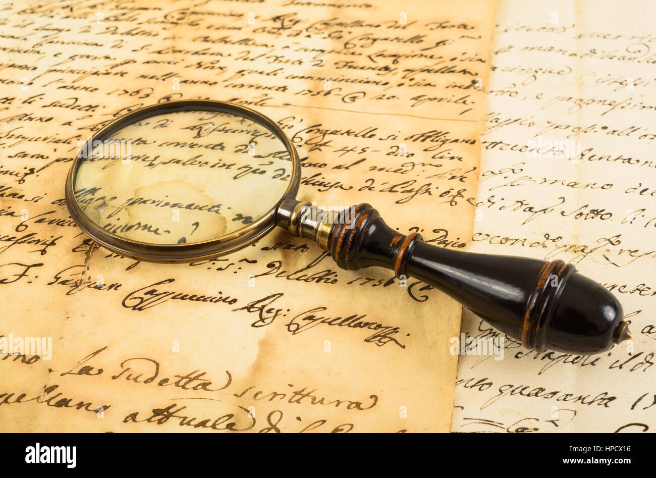 Alte Lupe auf alten Handschriften Stockfoto