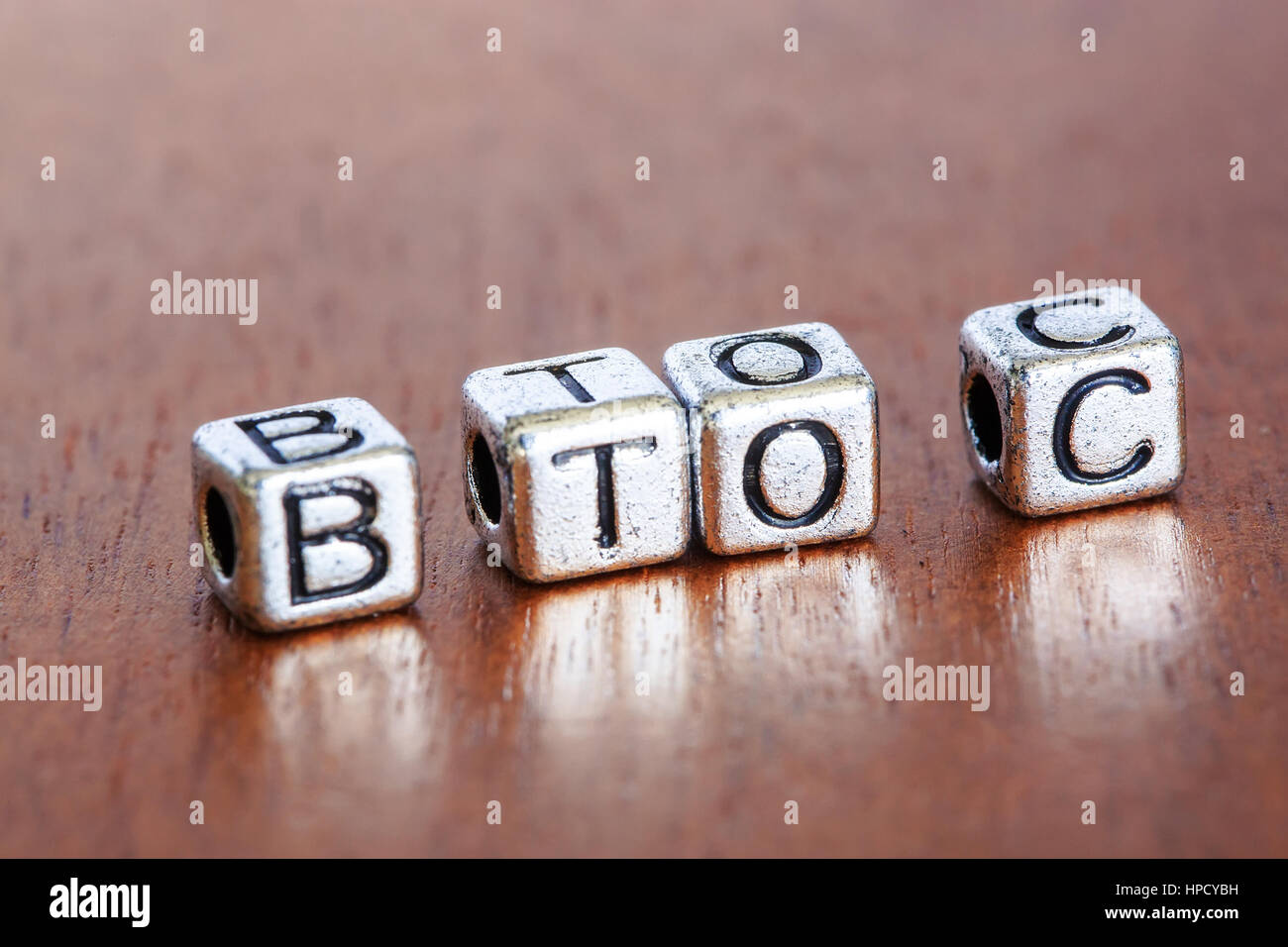 B2C (Business-to-Consumer), Geschäft zu finanzieren-Konzept mit Metall-Lettern Stockfoto