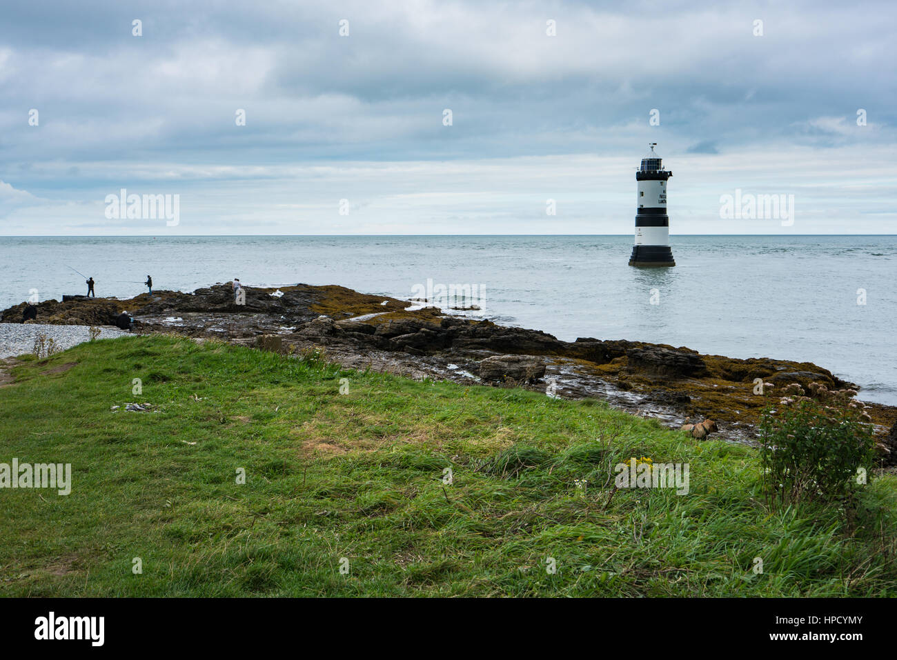 Angler Fische off Dinmor Punkt der Trwyn Du Leuchtturm in Anglesey, Wales Stockfoto