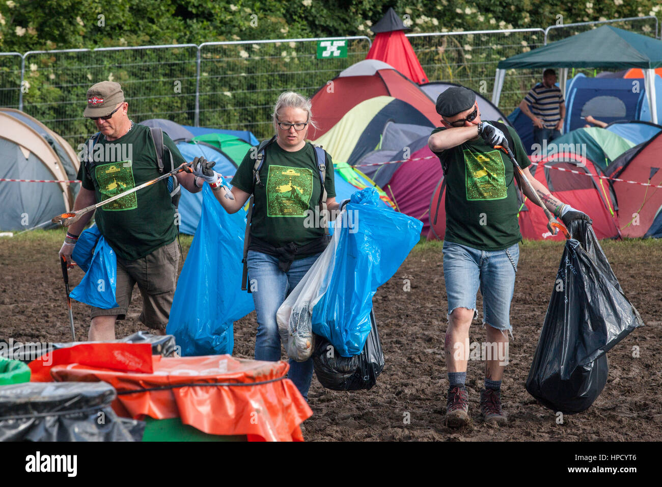 Die John Peel Wurf Crew arbeiten Samstag früh am Tag 3 des Glastonbury Music Festival. Papierkorb löschen, ist eine große Priorität des Festivals. Stockfoto