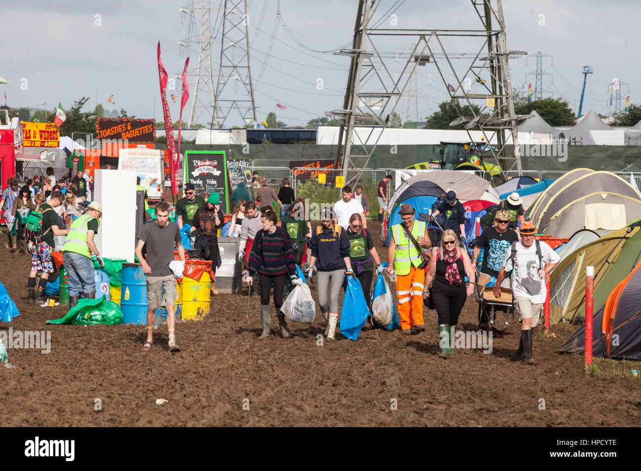 Die John Peel Wurf Crew arbeiten Samstag früh am Tag 3 des Glastonbury Music Festival. Papierkorb löschen, ist eine große Priorität des Festivals. Stockfoto