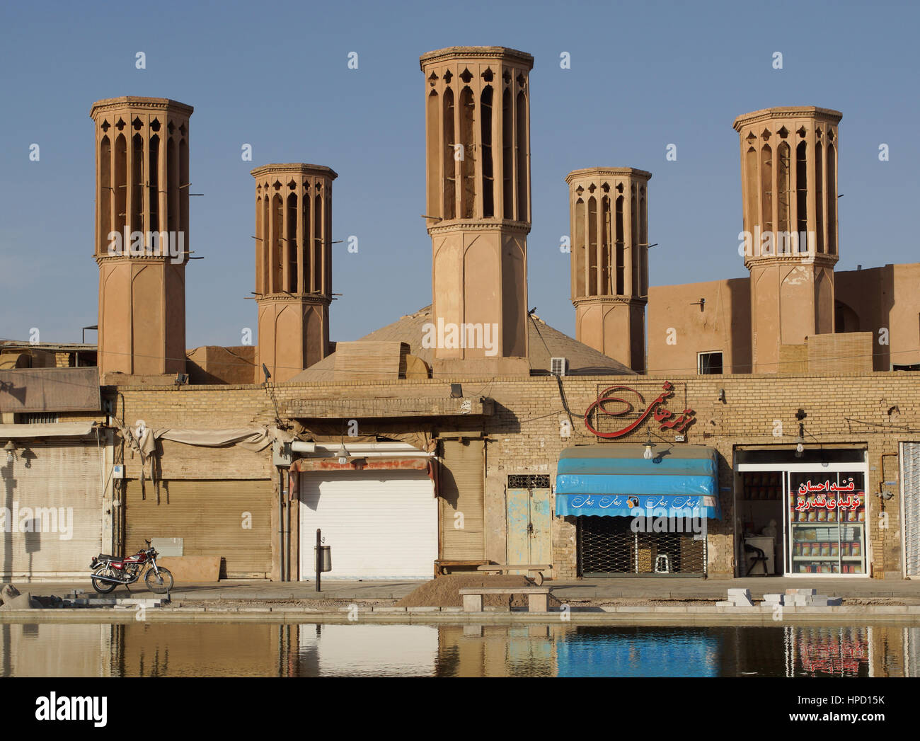 YAZD, IRAN - 9. Oktober 2016: Traditionelle Wasser-Reservoir am Sonnenuntergang am 9. Oktober 2016 in Yazd, Iran, Asien Stockfoto