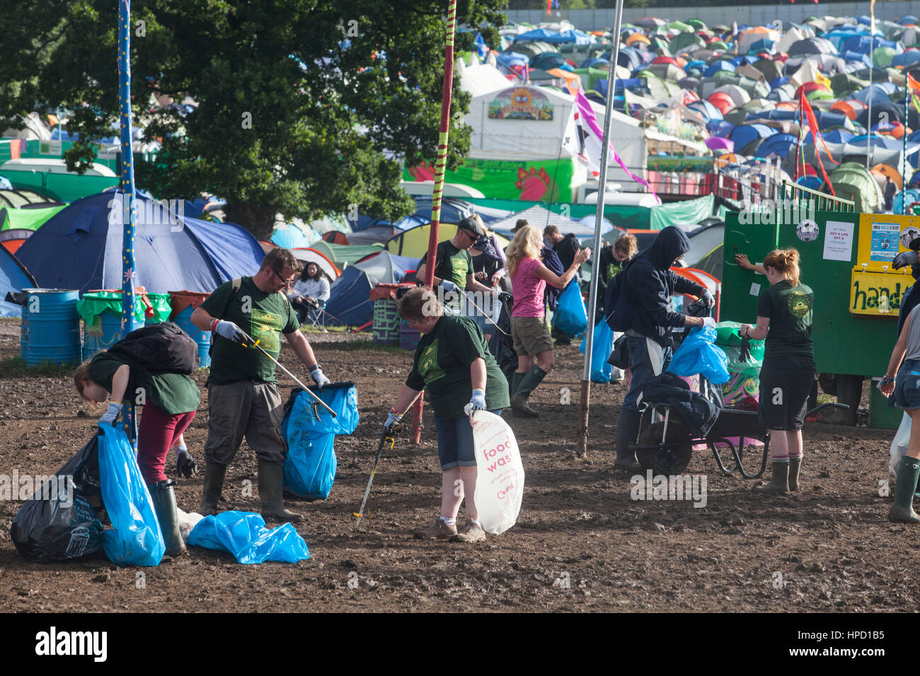 Die John Peel Wurf Crew arbeiten Samstag früh am Tag 3 von Glastonbury. Die Rodung von Müll ist eines der größten Aufträge des Festivals. Stockfoto