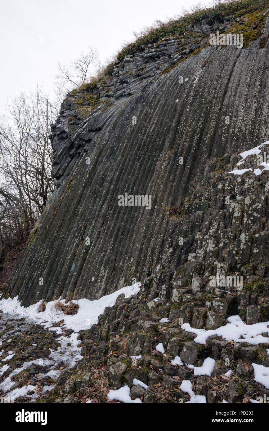 Felsigen Wasserfall - basaltische fünfeckigen und sechseckige Säulen - geologische Formation vulkanischen Ursprungs in der Nähe von Schloss Somoska, Slowakei Stockfoto