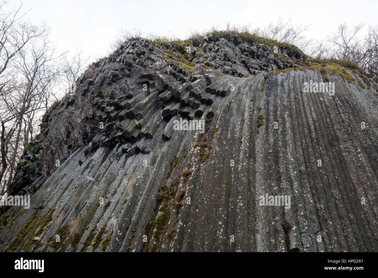 Felsigen Wasserfall - basaltische fünfeckigen und sechseckige Säulen - geologische Formation vulkanischen Ursprungs in der Nähe von Schloss Somoska, Slowakei Stockfoto