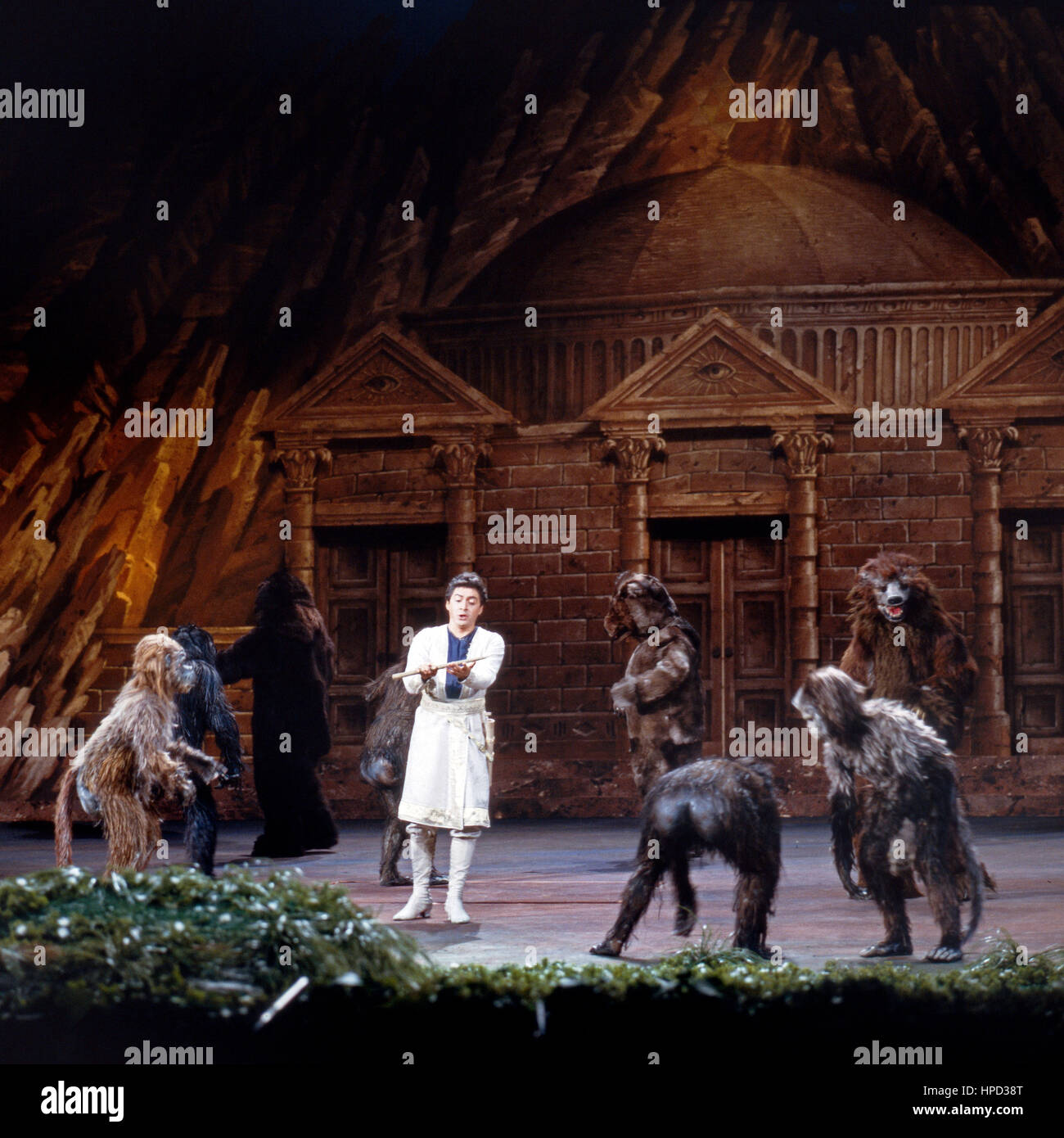 Sterben Sie, Zauberflöte, Oper von Wolfgang Amadeus Mozart in Einer Aufführung Im Nationaltheater München, September 1983, Szenenfoto Stockfoto