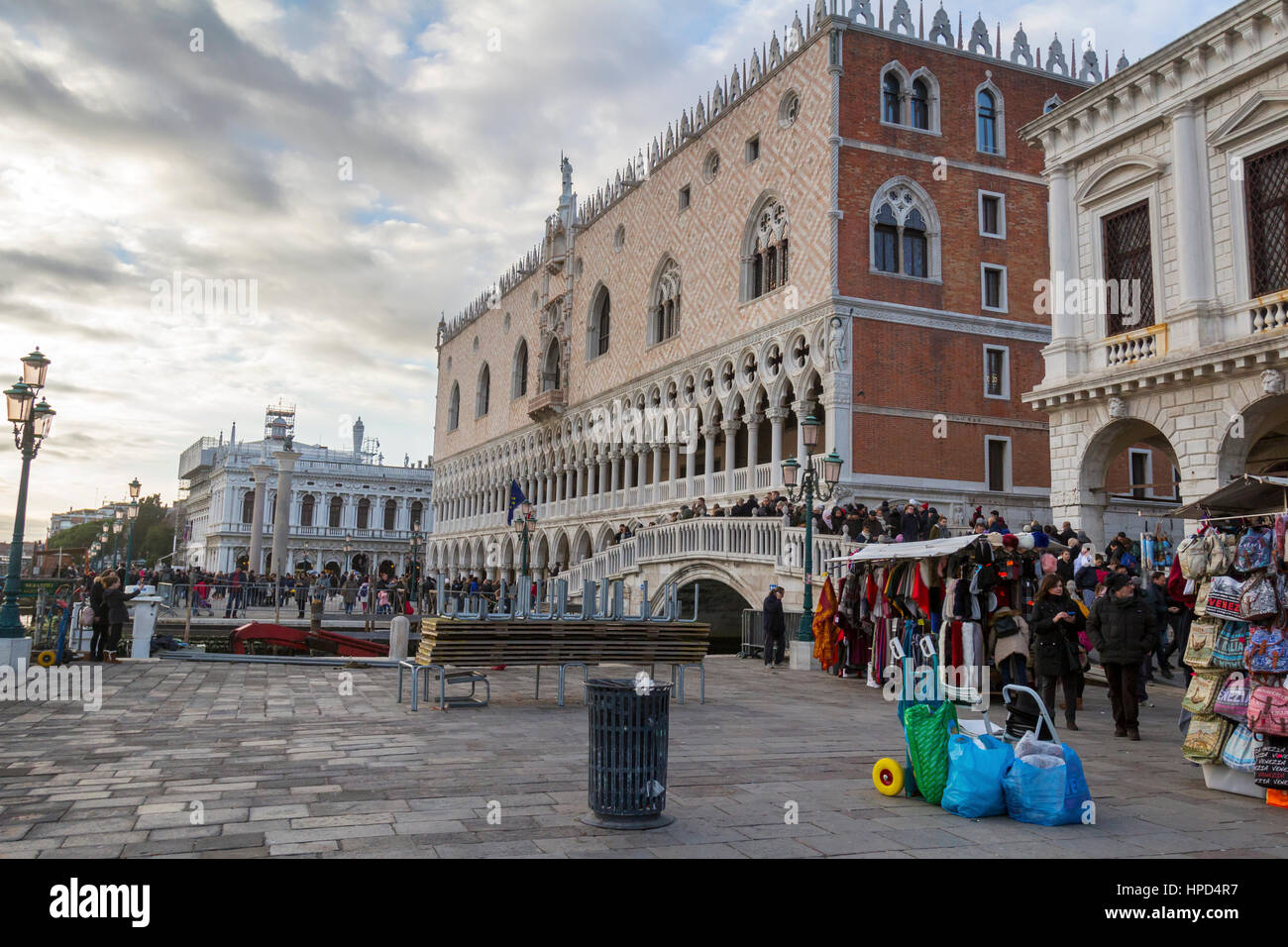Besucher und Touristen zu Fuß im Dogenpalast und Markusplatz in Venedig, Italien. Stockfoto