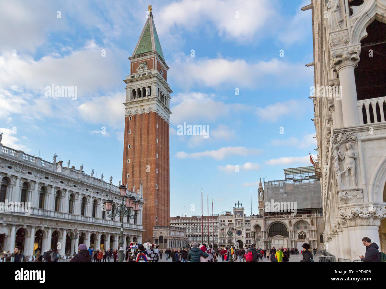 Besucher und Touristen zu Fuß im Dogenpalast und Markusplatz in Venedig, Italien. Stockfoto