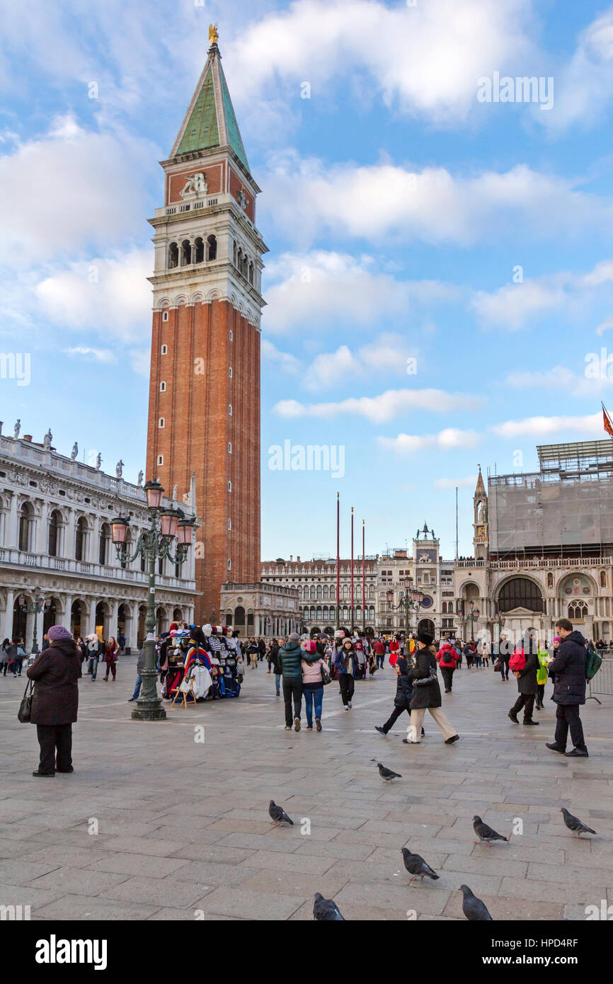 Besucher und Touristen zu Fuß im Dogenpalast und Markusplatz in Venedig, Italien. Stockfoto