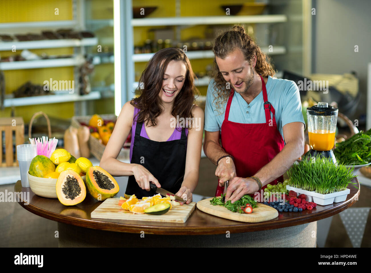 Zwei Verkäuferin Hacken Gemüse und Obst am Schalter im Lebensmittelgeschäft Gesundheit Stockfoto