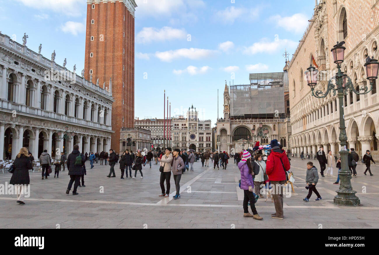 Besucher und Touristen zu Fuß im Dogenpalast und Markusplatz in Venedig, Italien. Stockfoto