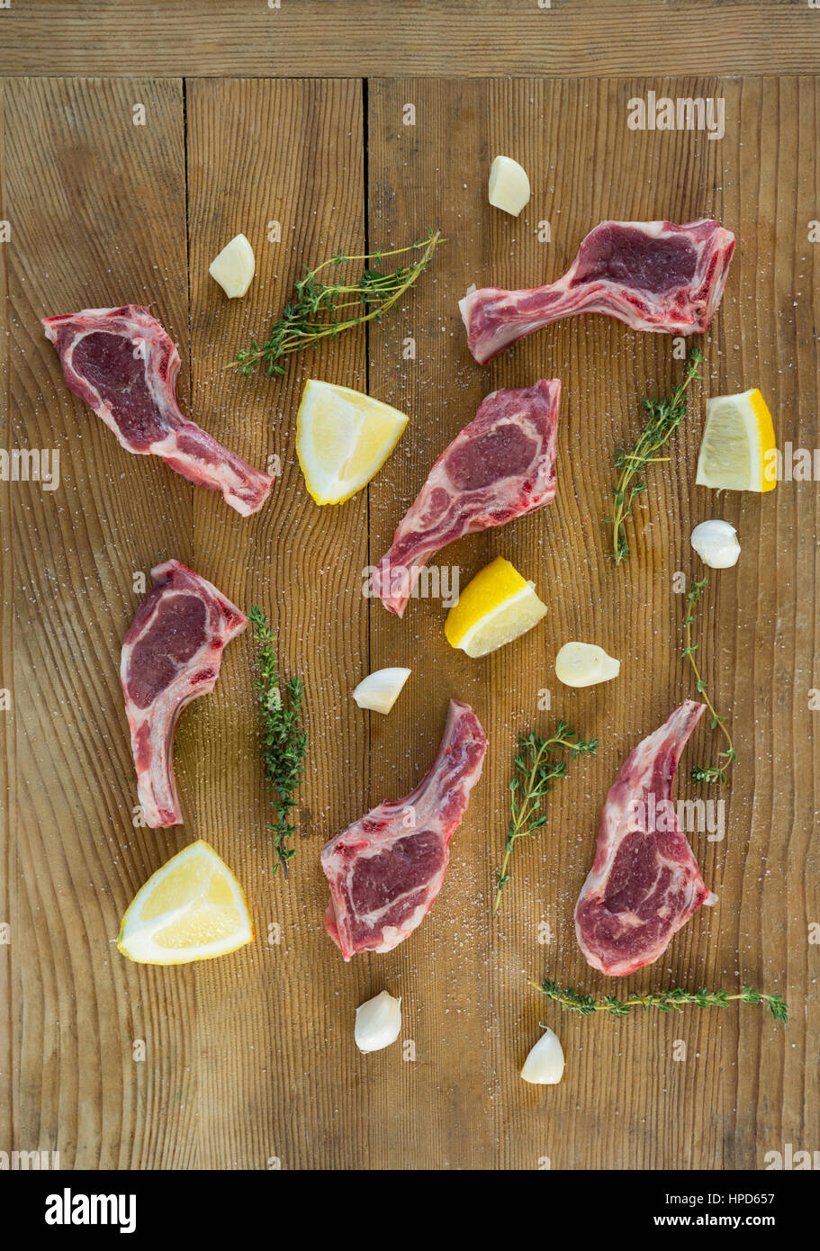 Rohe Rippe Koteletts, Kräutern und Zitronensaft aus Holz Hintergrund Stockfoto