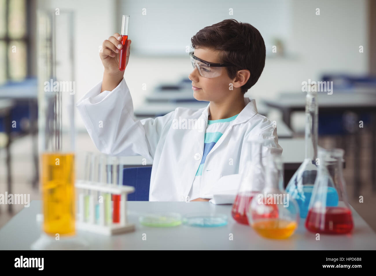 Aufmerksame Schüler tun ein chemisches Experiment im Labor in der Schule Stockfoto