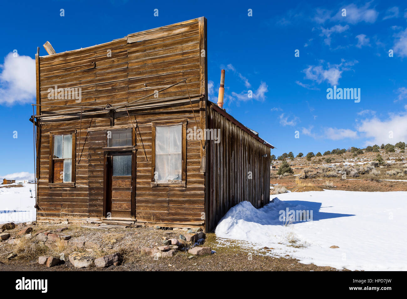 Alten verwitterten Geisterstadt Gebäude in der Wüste im Winter mit Schnee.  Ione, Nevada Stockfoto