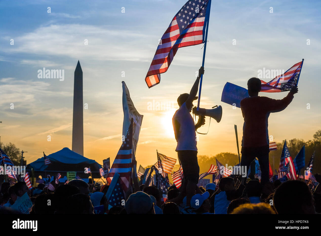 Protest an der National Mall in Washington DC. Immigrant wehende Flagge hält ein Megaphon an friedlichen Marsch von illegalen Einwanderern, die neues Gesetz protestiert. Stockfoto