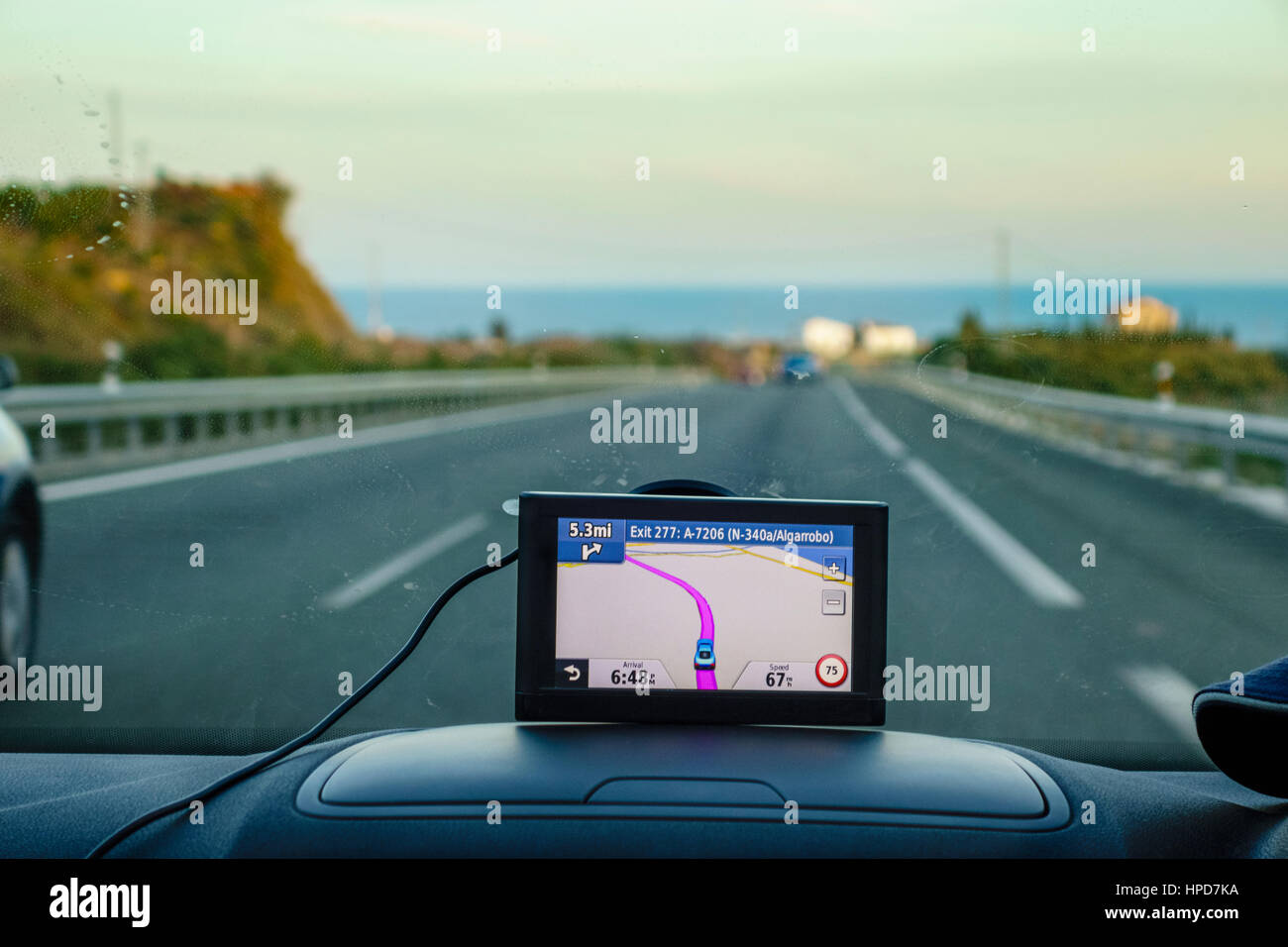 Navi, Navi, oder gps-Navigation im Auto. UK Auto mit Navi auf dem Armaturenbrett Costa del Sol Spanien. Mit Blick auf das Mittelmeer. Stockfoto