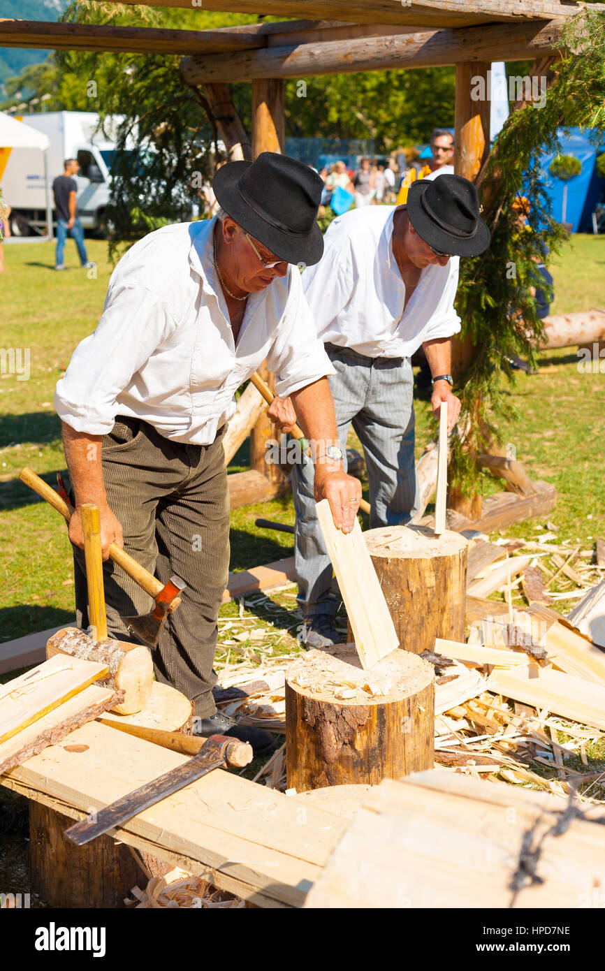 Annecy, Frankreich - 6. Juli 2012: Senior Holzarbeiter verwenden traditionelle Methoden und Werkzeuge aus Haute-Savoie französischen Alpen Region, Handwerk Holzteile für Taxi Stockfoto