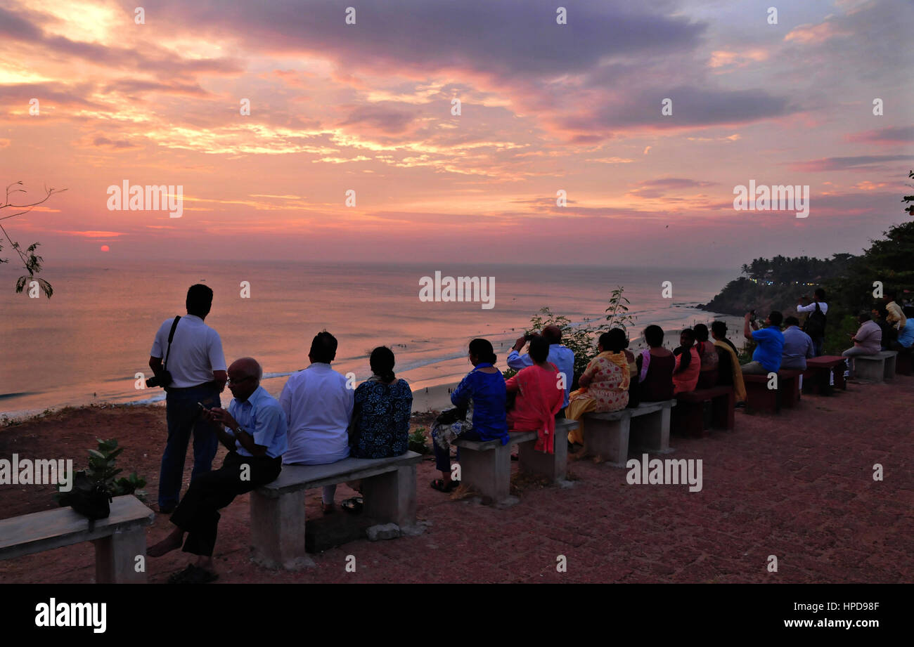 Einschließlich der einheimischen Menschen meist nördlich Inder und Ausländer genießen einen schönen Abend in Varkala. Stockfoto