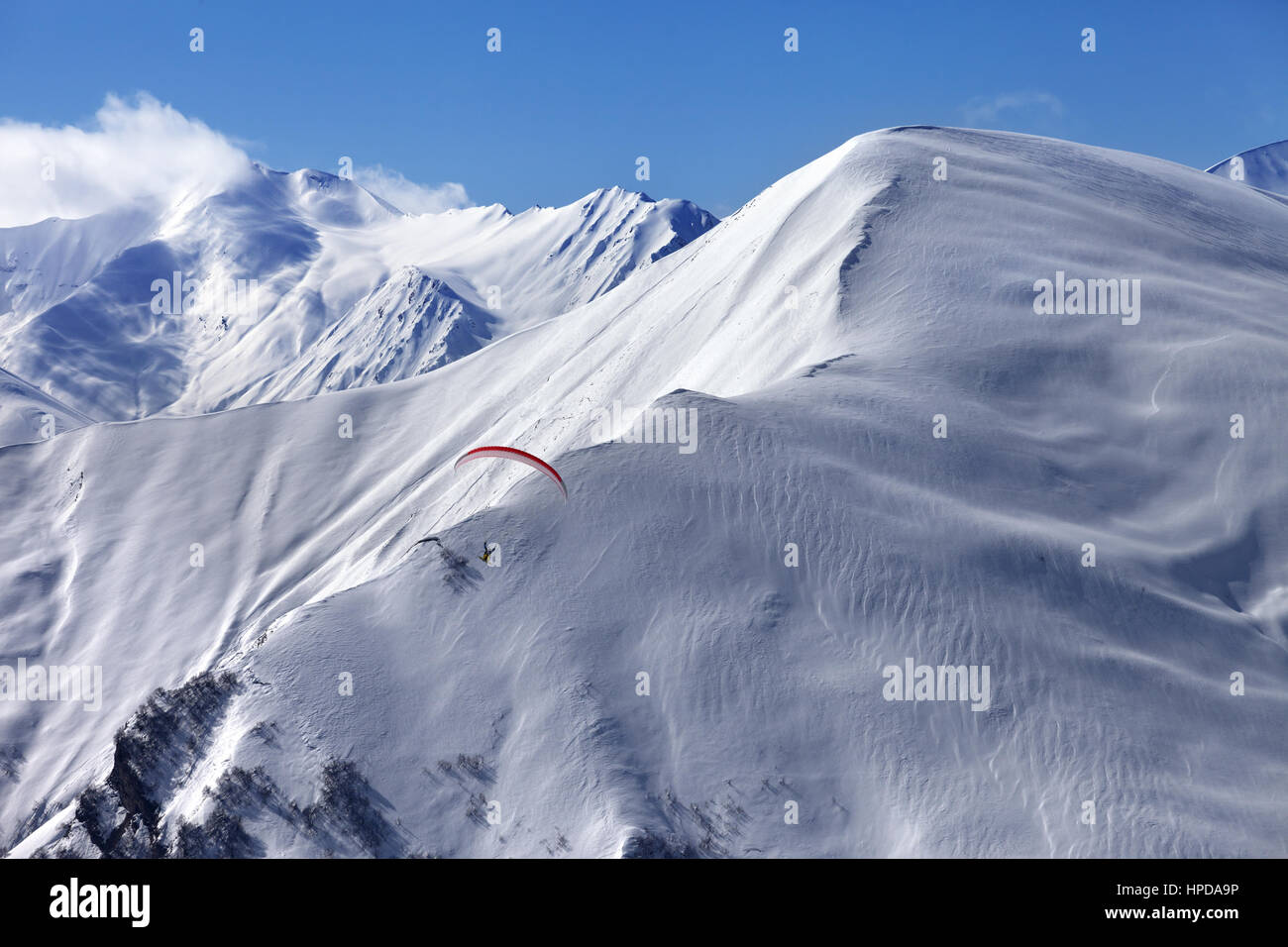 Speedflying im Schnee Winterberge. Kaukasus-Gebirge. Georgien, Region Gudauri. Stockfoto