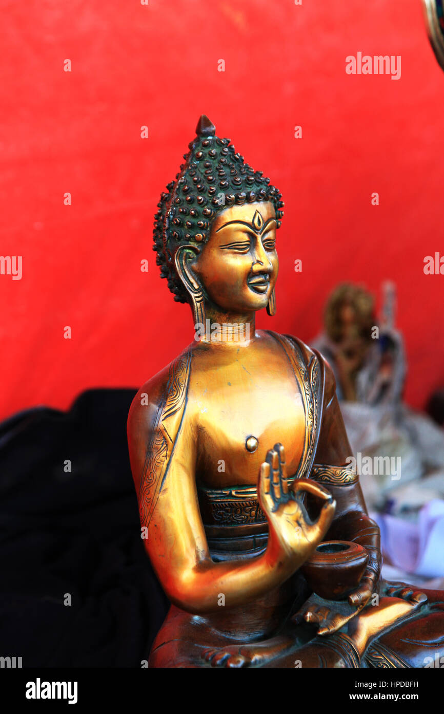 Indische Buddha-Statue, indische Handwerker machen verschiedene Arten von Messingartefakten, gefeiert (Photo Copyright © by Saji Maramon) Stockfoto