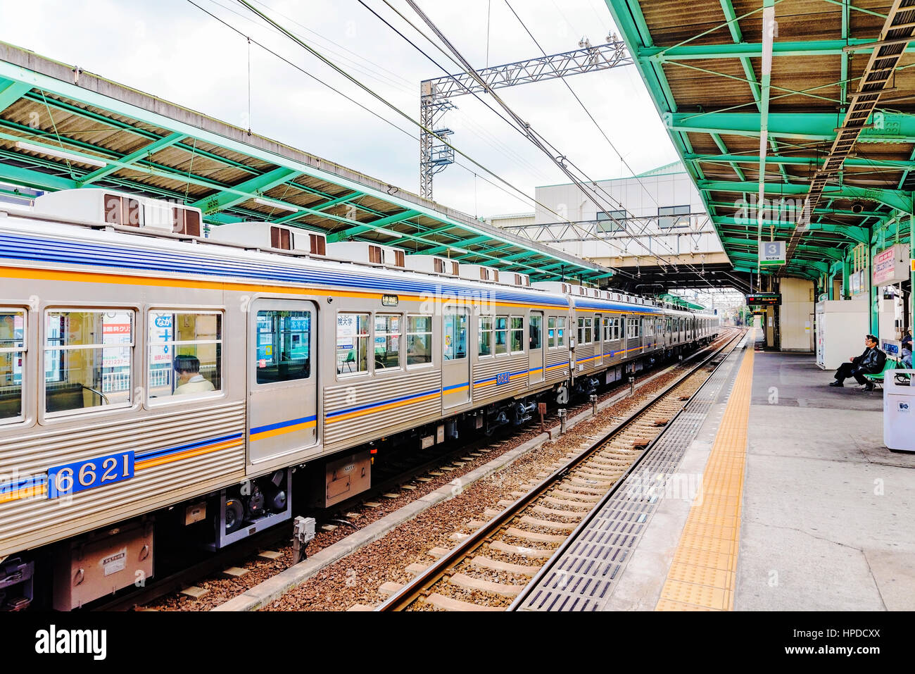 OSAKA, JAPAN - Januar 21: Kitanoda Bahnhof am Stadtrand von Osaka ist eine typisch japanische ländlichen Bahnhof stattfinden kann Menschen Versuche Stockfoto