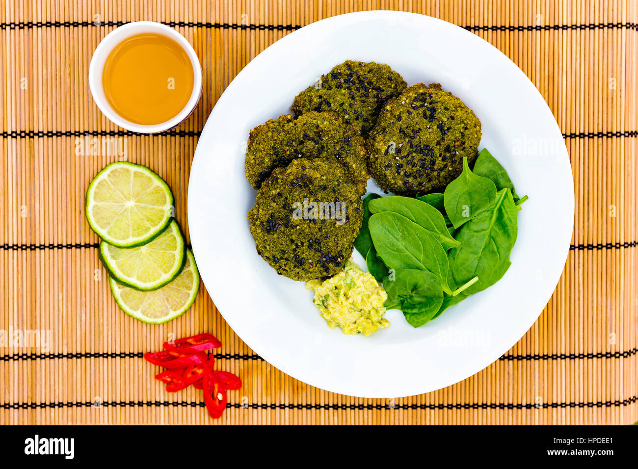 Vegetarische Pfanne asiatischen Burger mit grünem Tee Stockfoto