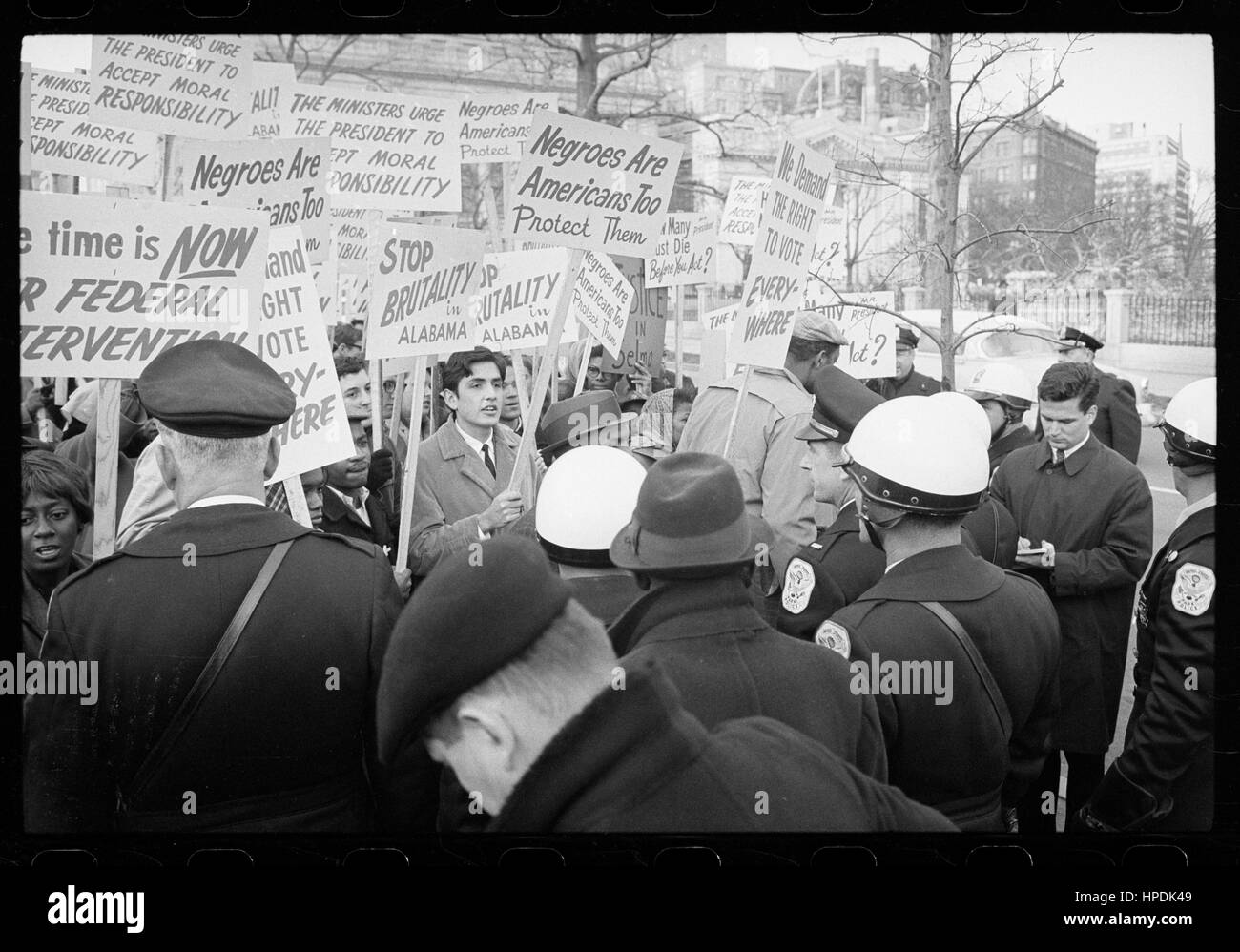 Demonstranten vor dem weißen Haus protestieren Polizeibrutalität gegen Bürgerrechtler in Selma, Alabama, Washington, DC, 12.03.1965. Foto von Warren K Leffler Stockfoto