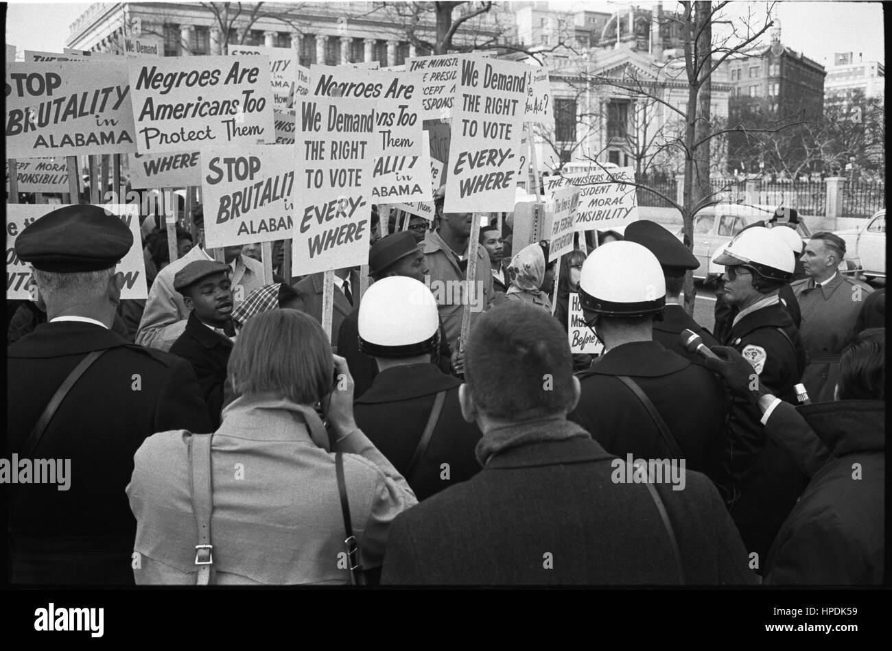 African-American Demonstranten vor dem weißen Haus protestieren Polizeibrutalität gegen Bürgerrechtler in Selma, Alabama, Washington, DC, 12.03.1965. Foto von Warren K. Leffler. Stockfoto