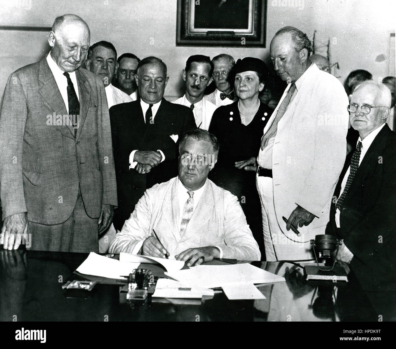 Präsident Franklin D Roosevelt Unterzeichnung Sozialversicherung Rechnung von (l, R) bezeugt Vertreter Robert L Doughton; Robert F Wagner; der Präsident; Arbeitsministerin Frances Perkins; Senator Pat Morrison und repräsentative David J Lewis, Washington, DC, 14.08.1935. Stockfoto