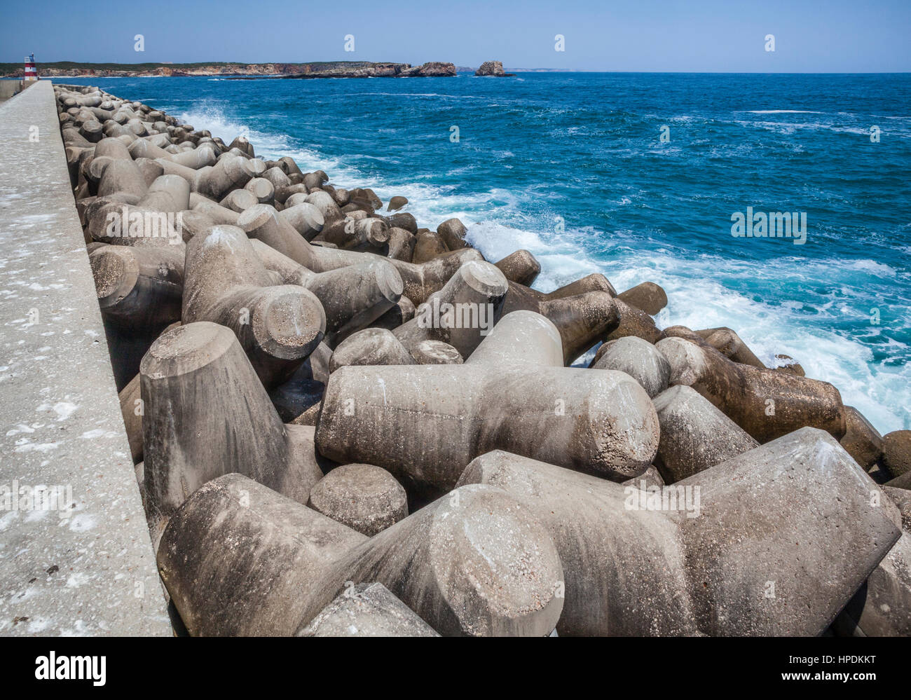Portugal, Algarve, Sagres, massive tetrapod Betonkonstruktionen verstärken die Mole Mole von Porto da Baleeira Sagres Stockfoto