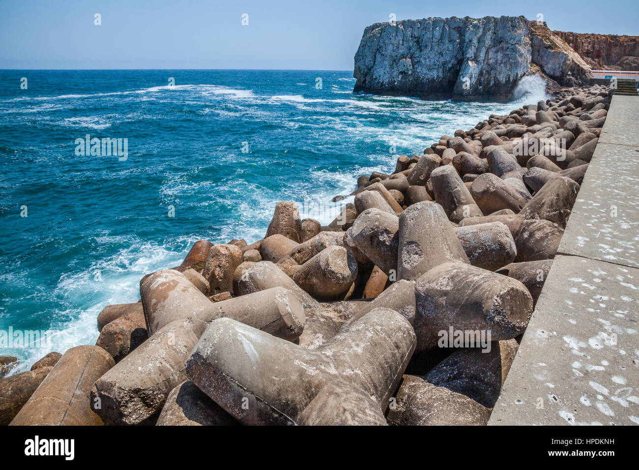 Portugal, Algarve, Sagres, massive tetrapod Betonkonstruktionen verstärken die Mole Mole von Porto da Baleeira Sagres Stockfoto