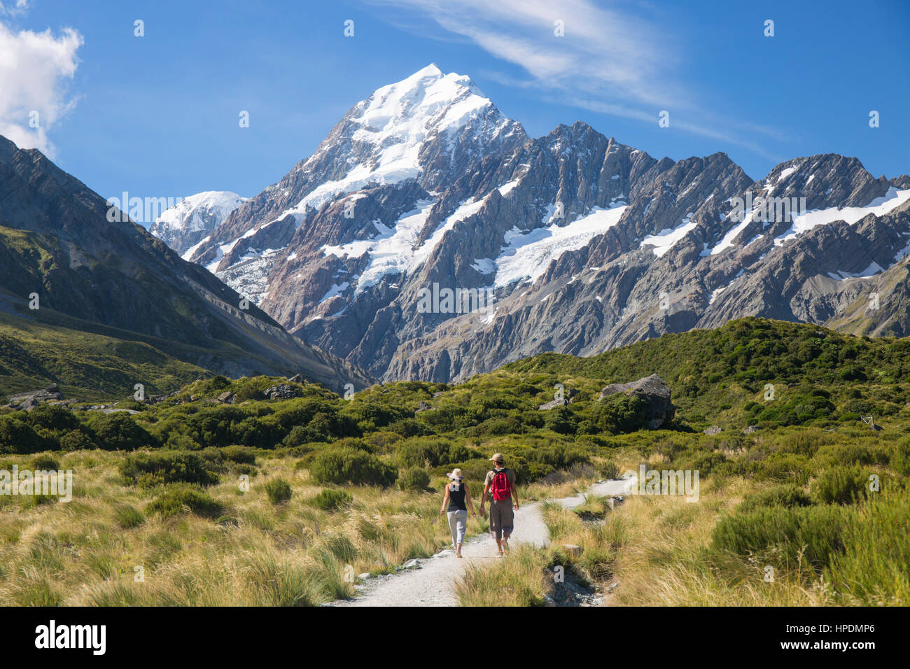Aoraki/Mount Cook Nationalpark, Canterbury, Neuseeland. Wanderer auf dem Hooker Valley Track in Richtung schneebedeckten Aoraki/Mount Cook. Stockfoto Aoraki/Mount Cook Nationalpark, Canterbury, Neuseeland. Wanderer auf dem Hooker Valley Track in Richtung schneebedeckten Aoraki/Mount Cook. Stockfoto