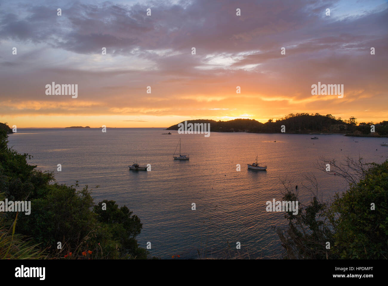 Oban, Southland, Stewart Island, Neuseeland. Blick über Halfmoon Bay bei Sonnenaufgang. Stockfoto