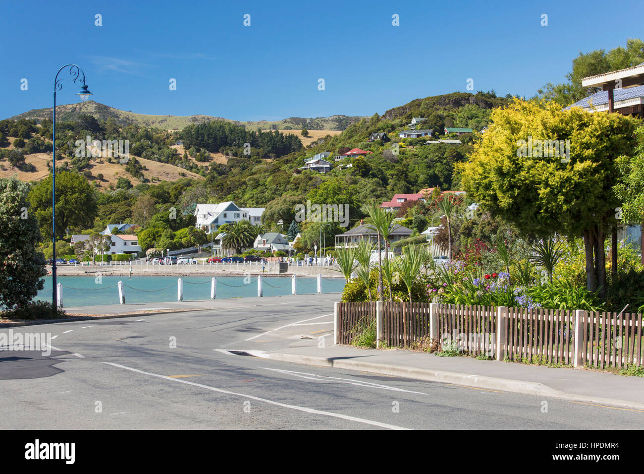 Akaroa, Canterbury, Neuseeland. Blick entlang der Beach Road zum Hafen von Akaroa. Stockfoto