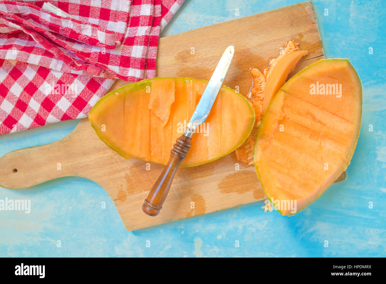 Cantaloupe Melone schälen auf rustikalen Tisch, selektiven Fokus Stockfoto