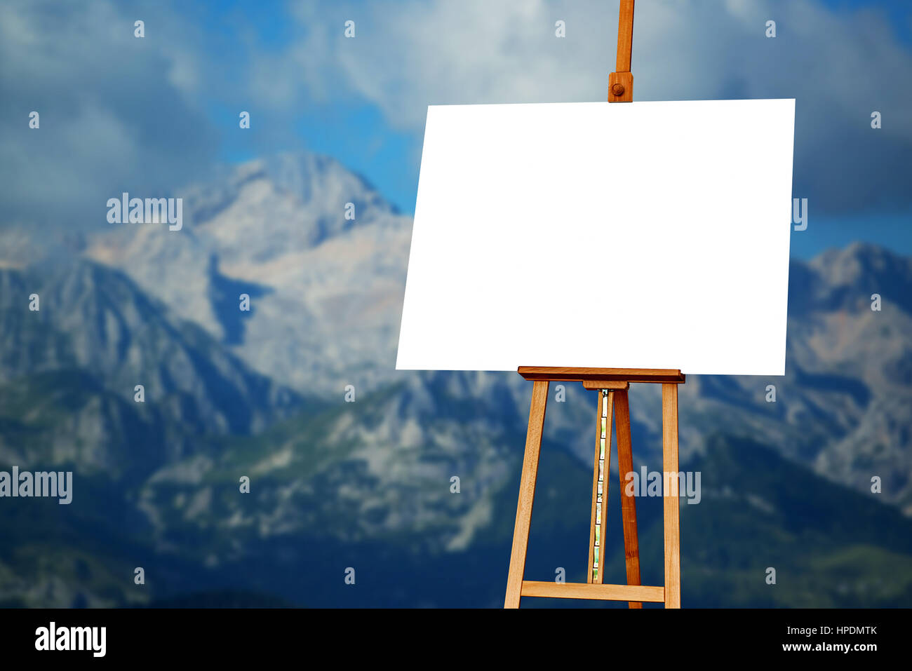 Maler-Künstler-Leinwand auf Staffelei mit Berg im Hintergrund leer ist, kopieren Sie Raum für künstlerische Bild oder Gemälde Stockfoto