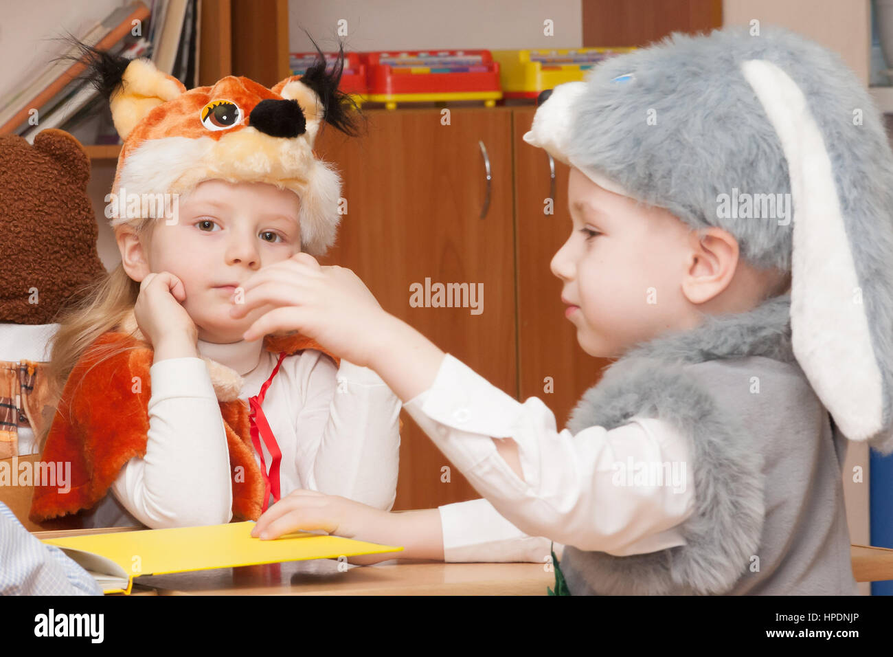 ST. PETERSBURG, Russland - 28. Dezember: Festlich gekleideten Kinder Kindergarten, Russland - 28. Dezember 2016 beschäftigen. In Russland in New Year Eve da Stockfoto