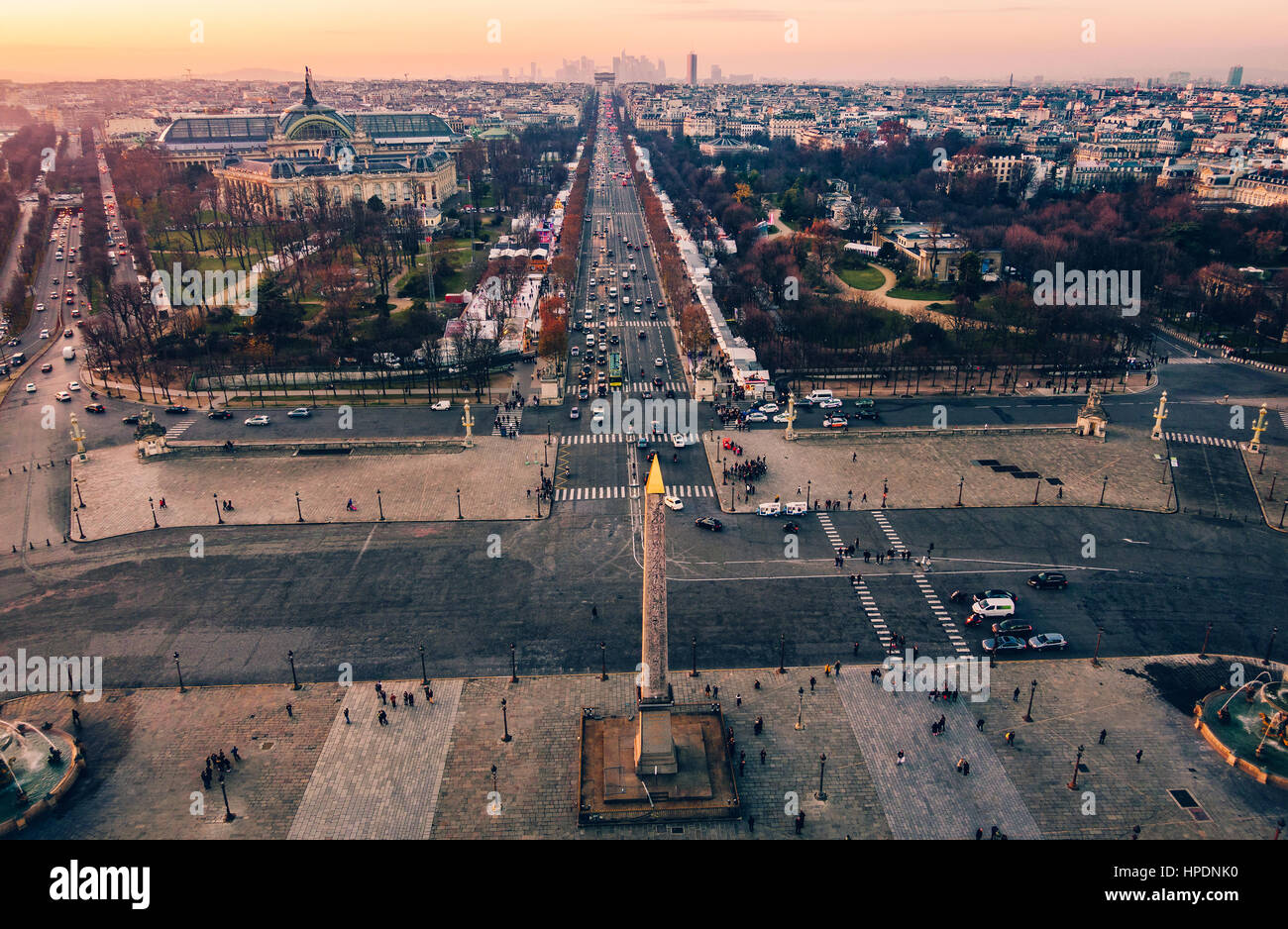 Place De La Concorde und die Champs-Elysees-Luftbild bei Sonnenuntergang in Paris, Frankreich Stockfoto