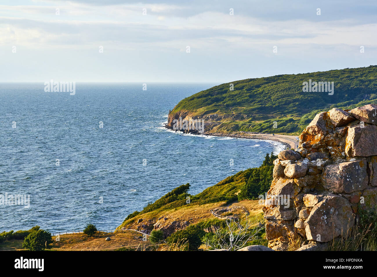 Blick nach Norden, auf der westlichen Küste von Bornholm, von der Spitze der Burgruine Hammershus Stockfoto