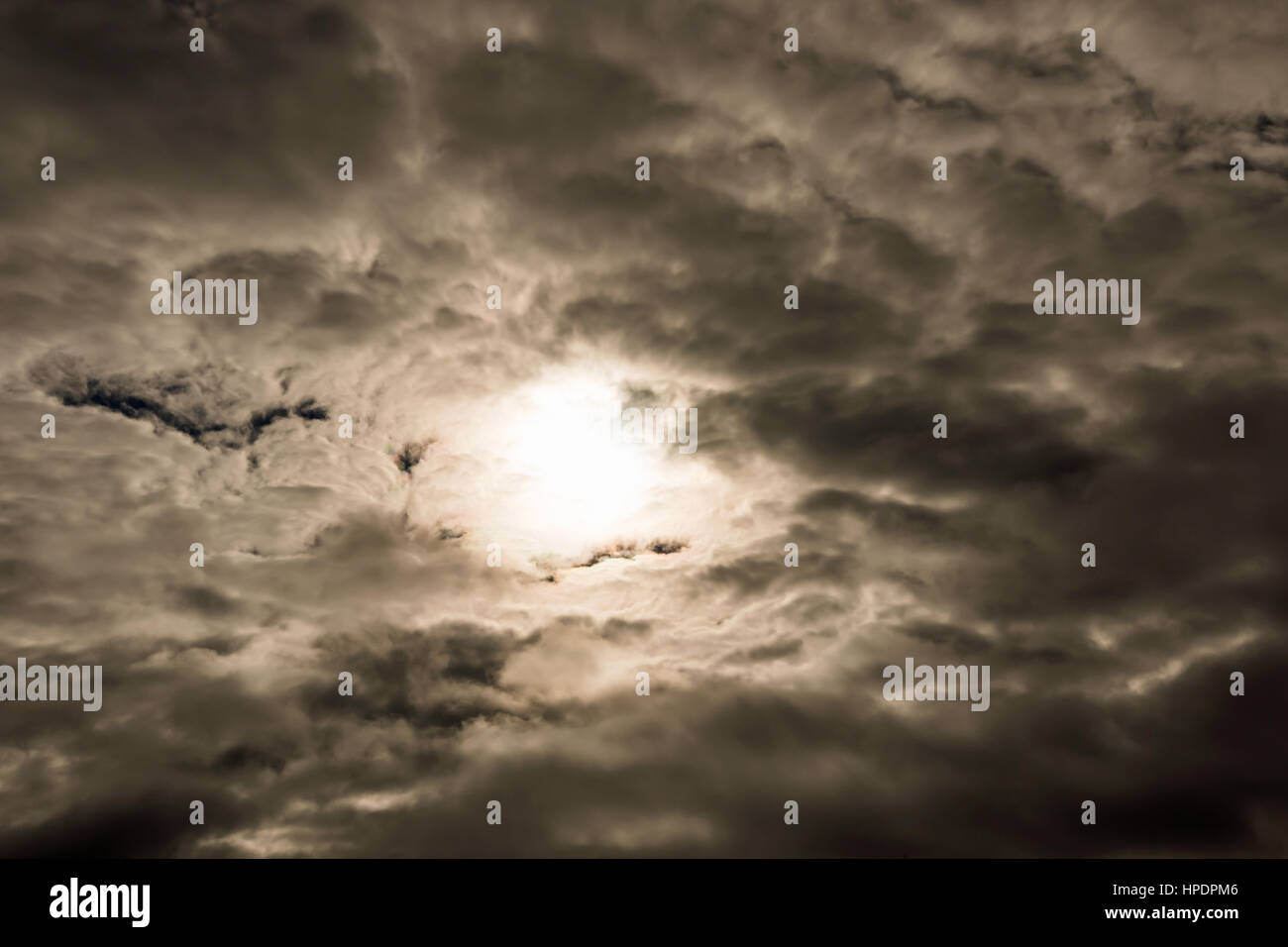 Dunkle Vorahnung Himmel während der Sonnenfinsternis Stockfoto