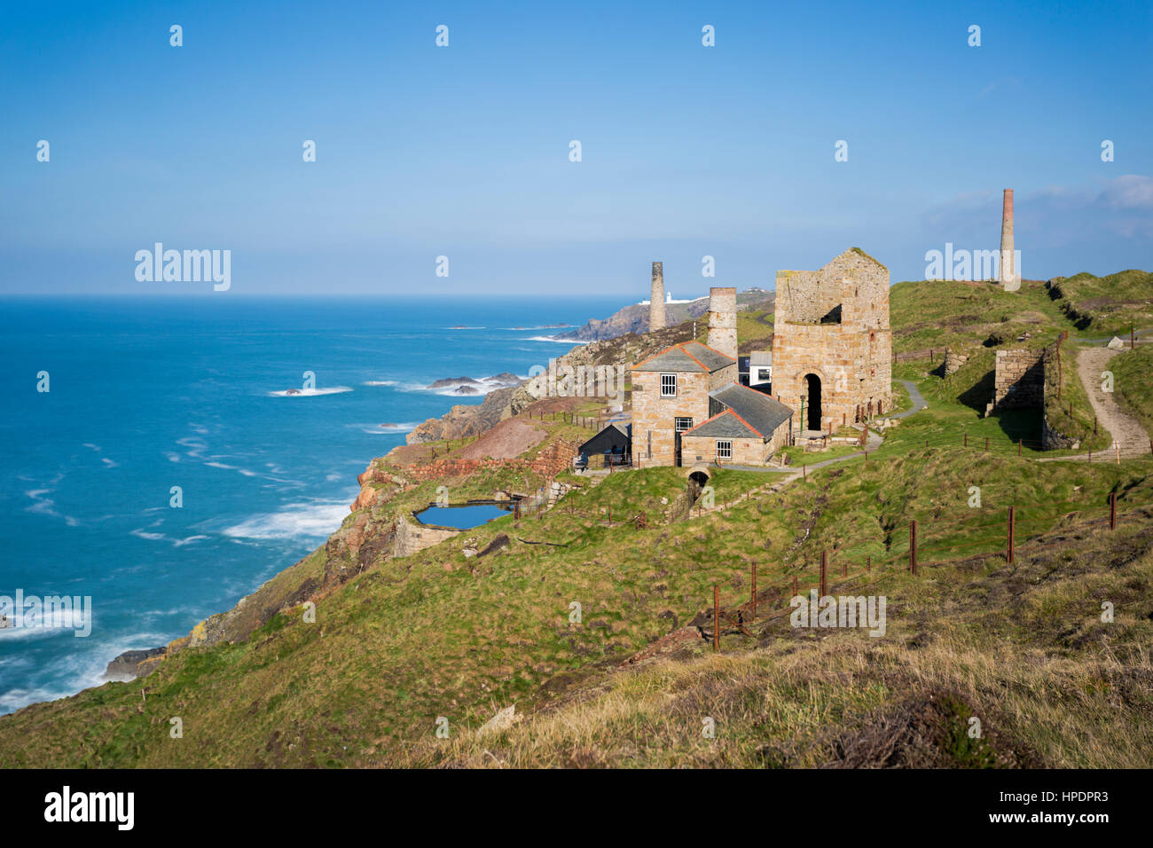 Levant Mine, eine Cornish Mining World Heritage Site, am Trewellard, Pendeen, in der Nähe von St Just, West Cornwall, England, UK im Februar Stockfoto