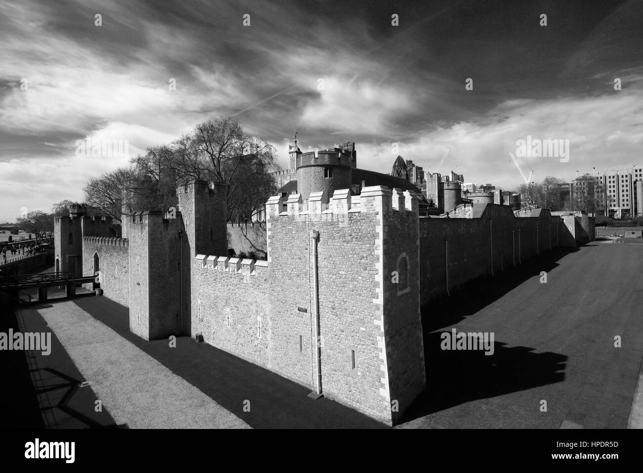 Die Wände und das Gelände des Tower of London, Nordufer River Thames, London City, England, UK Stockfoto