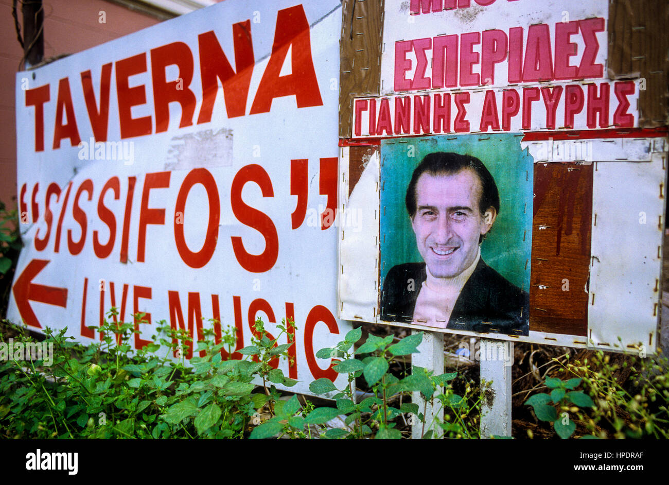 Die Plaka Viertel. Werbung für traditionelle live-Musik in der Taverne Sissifos. In Mnisikleous 31, Athen, Griechenland, Europa Stockfoto