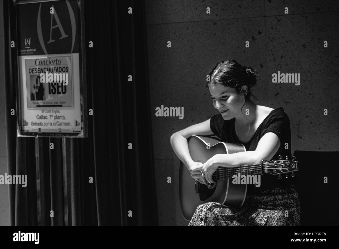 Konzert d ' ISEO - ein spanische Mädchen Album letzte Nacht in akustische Wiedergabe in Corte Ingles in Madrid - Spanien. Nur Gitarre. Stockfoto