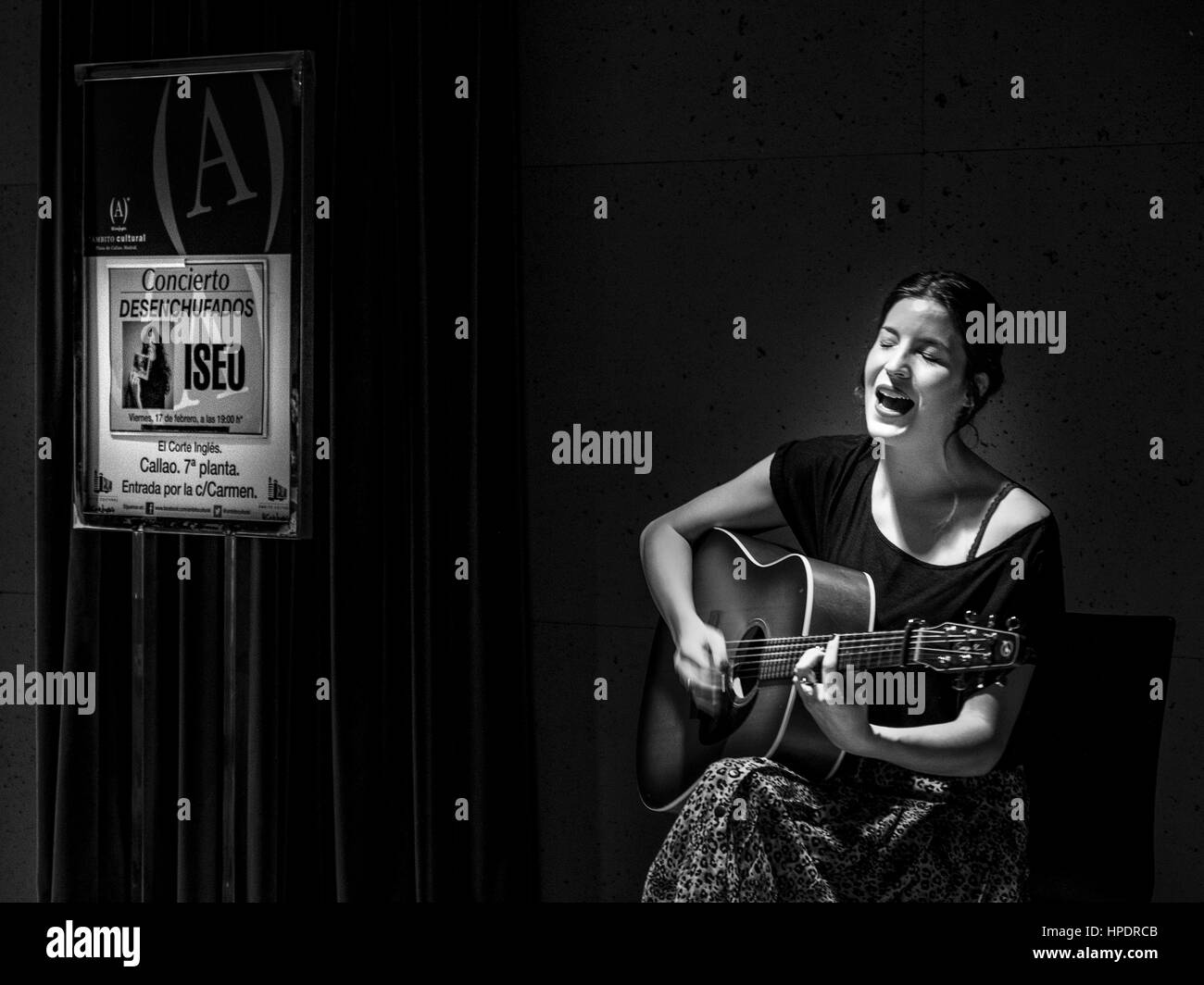 Konzert d ' ISEO - ein spanische Mädchen Album letzte Nacht in akustische Wiedergabe in Corte Ingles in Madrid - Spanien. Nur Gitarre. Stockfoto