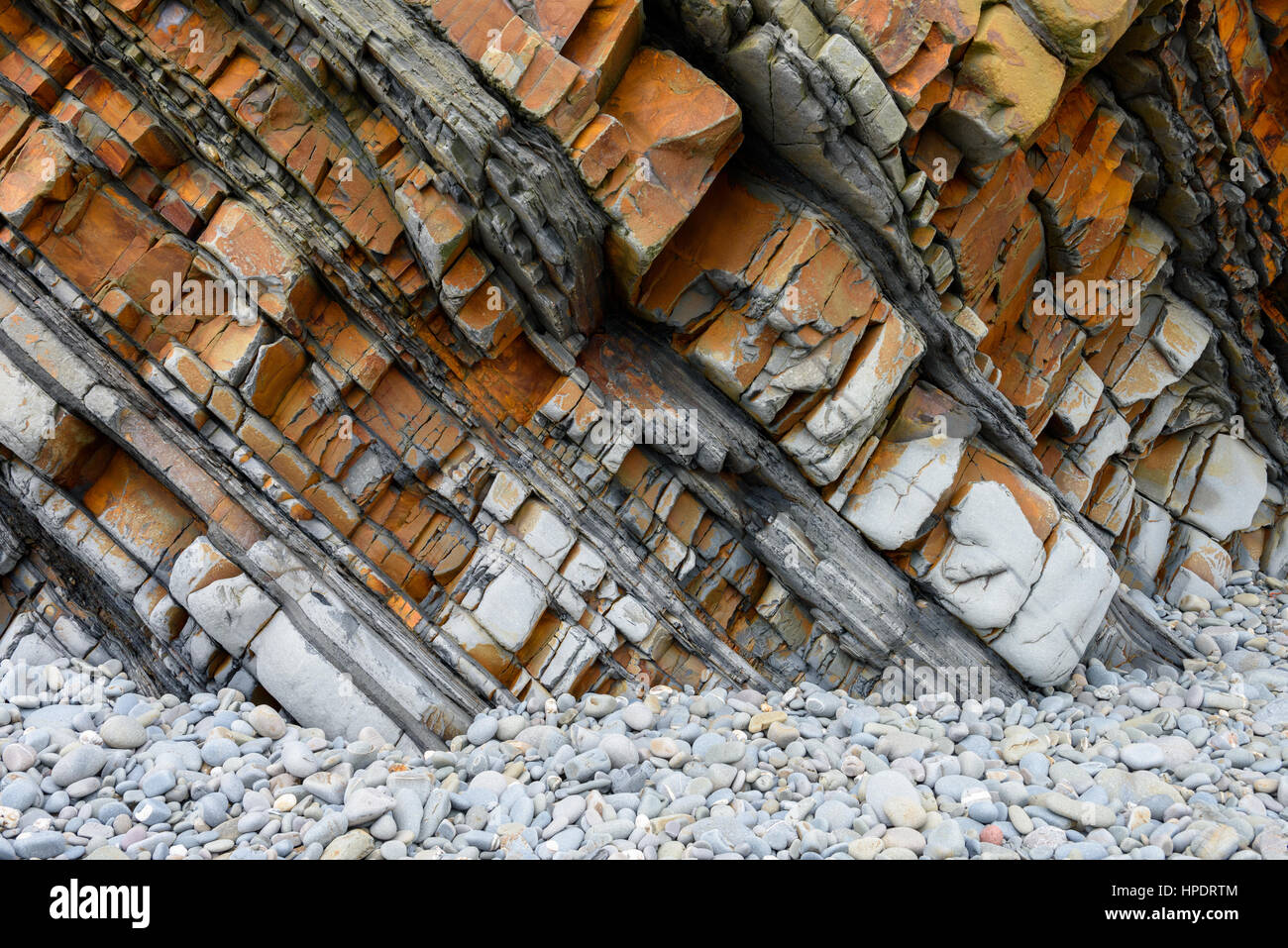 Detail der sedimentären Sandstein Schichten Felsformation in den Klippen am Sandymouth, Cornwall, England. Stockfoto