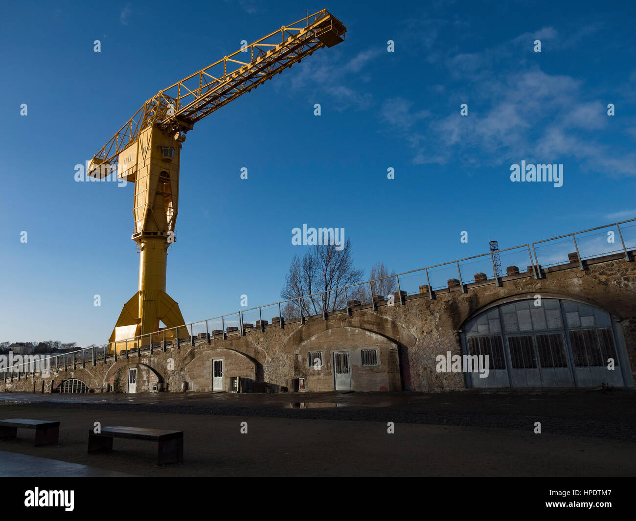Yellow Crane, Cité des Chantiers, Ile de Nantes, Nantes, Frankreich. Stockfoto