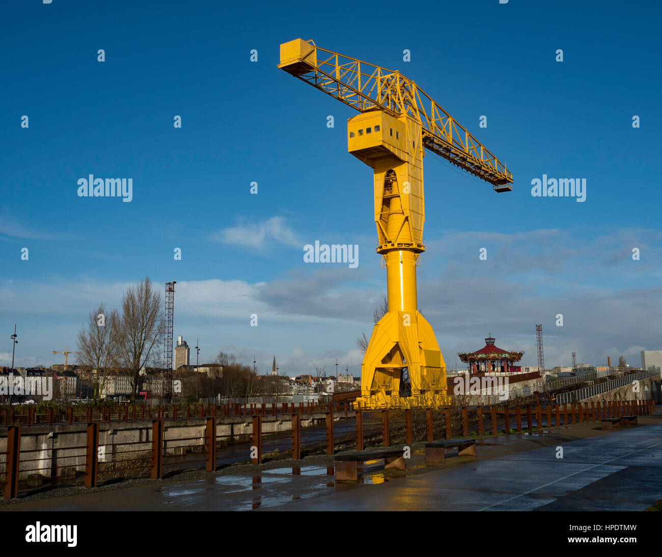 Yellow Crane, Cité des Chantiers, Ile de Nantes, Nantes, Frankreich. Stockfoto