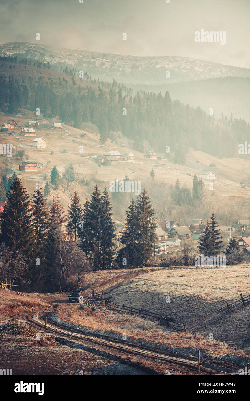 Schöner Herbst in Bergdorf. Auto fahren auf einer Landstraße. Kiefern an den Seiten. Karpaten, Ukraine, Europa. Beauty-Welt zu erkunden. TR Stockfoto